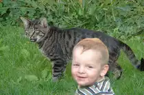 Nachbarskind Tommy mit Kater  Whisky  im Garten - Foto vom 18.09.2009