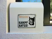 Vorsicht! Kampfkatze! Lustiger Briefkasten, gesehen in Susch, Unterengadin, Schweiz, am Freitag 13. September 2019
