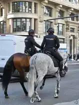 Zwei gut gelaunte Polizisten waren Anfang November 2022 hoch zu Ross auf der Madrider Prachtstra�e Gran V�a unterwegs.