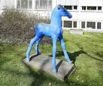 Freiburg-West, auf dem Gel�nde der Mooswaldschule steht das  Fohlen  vom K�nstler Ulrich Kottenrodt, M�rz 2023