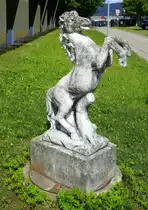 Lahr-Reichenbach, das aufb�umende Pferd steht vor dem  Reiterst�ble  des Reit-und Fahrvereins, Juli 2023