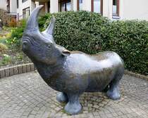 Freiburg, das Nashorn, als Wahrzeichen, steht vor dem Augustinum im Stadtteil St.Georgen, Mrz 2025