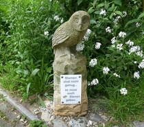 Freiburg, die Eule steht am Eingang der AWO im Stadtteil Landwasser, Mai 2025