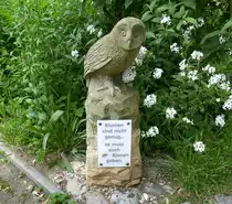 Freiburg, die Eule steht am Eingang der AWO im Stadtteil Landwasser, Mai 2025