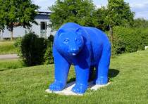 Eichstetten am Kaiserstuhl, der Blaue Br, steht werbewirksam vor der gleichnamigen Tank-und Waschanlage, Mai 2025