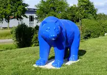 Eichstetten am Kaiserstuhl, der Blaue B�r, steht werbewirksam vor der gleichnamigen Tank-und Waschanlage, Mai 2025