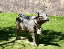 die Kuh steht im Festungsgraben der Stadt Neubreisach (Neuf-Brisach) im Elsa�, Mai 2025