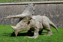Ein Dinosaurier steht im Festungsgraben von Neubreisach (Neuf-Brisach) im Elsa, Sept.2025