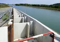 Marckolsheim/Elsa�, die Fischtreppe an der Rheinschleuse, z�hlt zu den gr��ten in Europa, wird 2026 in Betrieb genommen und soll besonders Lachsen den Aufstieg zu den Laichgebieten erm�glichen, Aug.2025